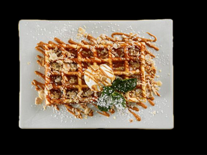 Бельгійська вафля з соленою карамеллю та морозивом 190г