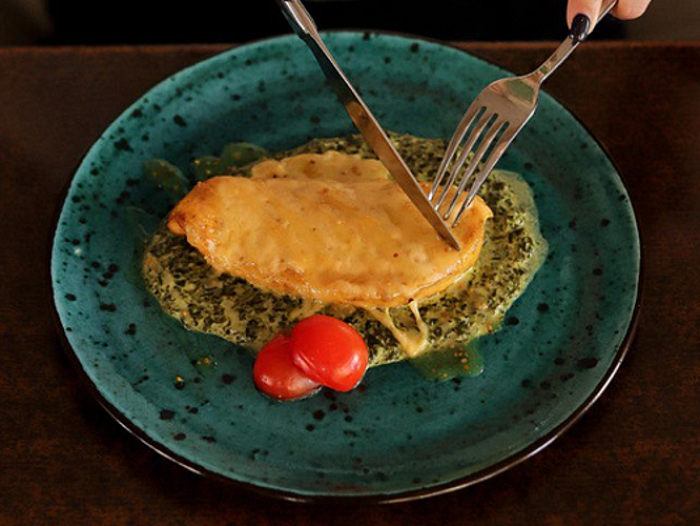 Куряча грудинка зі шпинатом під медово-гірчичним соусом 150/60г 