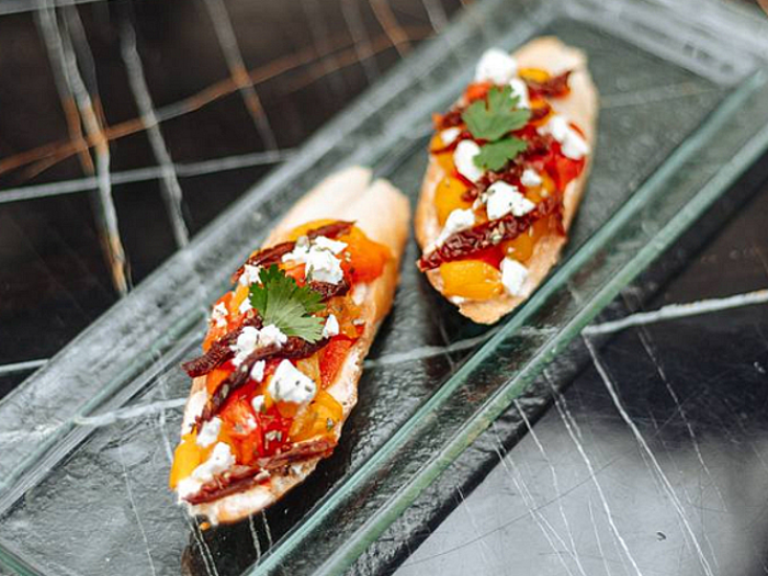 Брускети з запеченим болгарським перцем, в'яленими томатами та фетою 180г