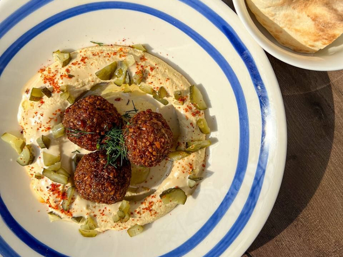 Хумус з фалафелем